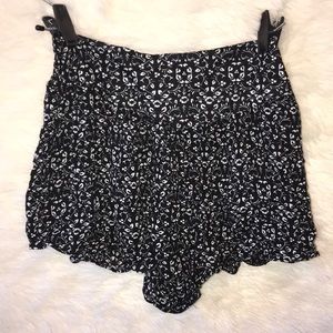 🌼 BLACK FLORAL SHORTS 🌼